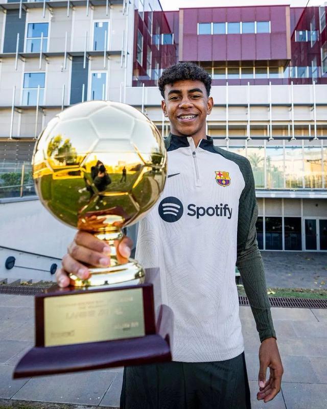 庆祝苏超夺冠，泰州市委书记与泰州队球员合唱《歌唱祖国》（苏超问鼎，泰州市委书记携泰州队合唱《歌唱祖国）