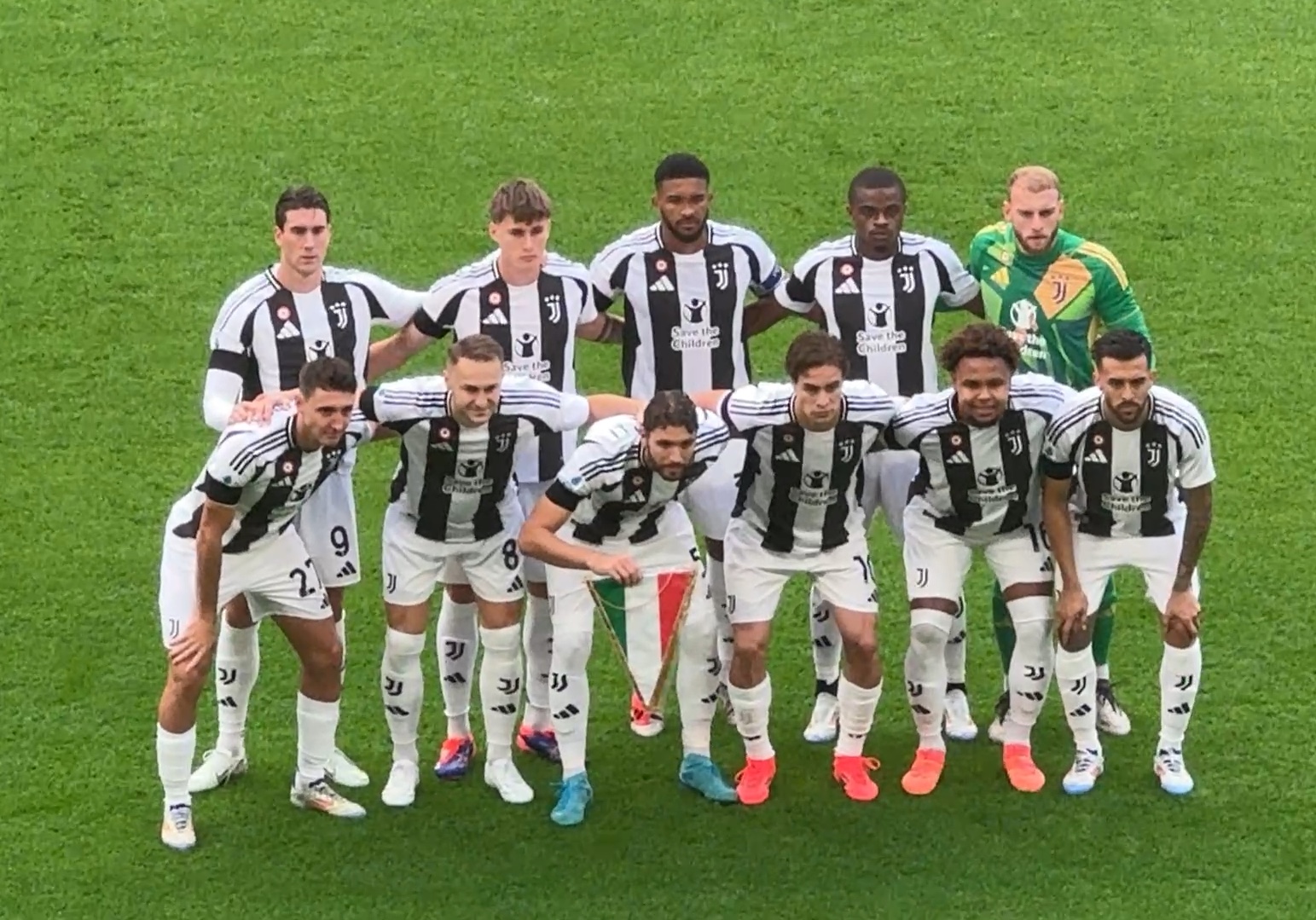 早报：拜仁的四线一十六胜，在我的肩膀上扛着！（早报：拜仁四线豪取16连胜，一肩扛起全队！）