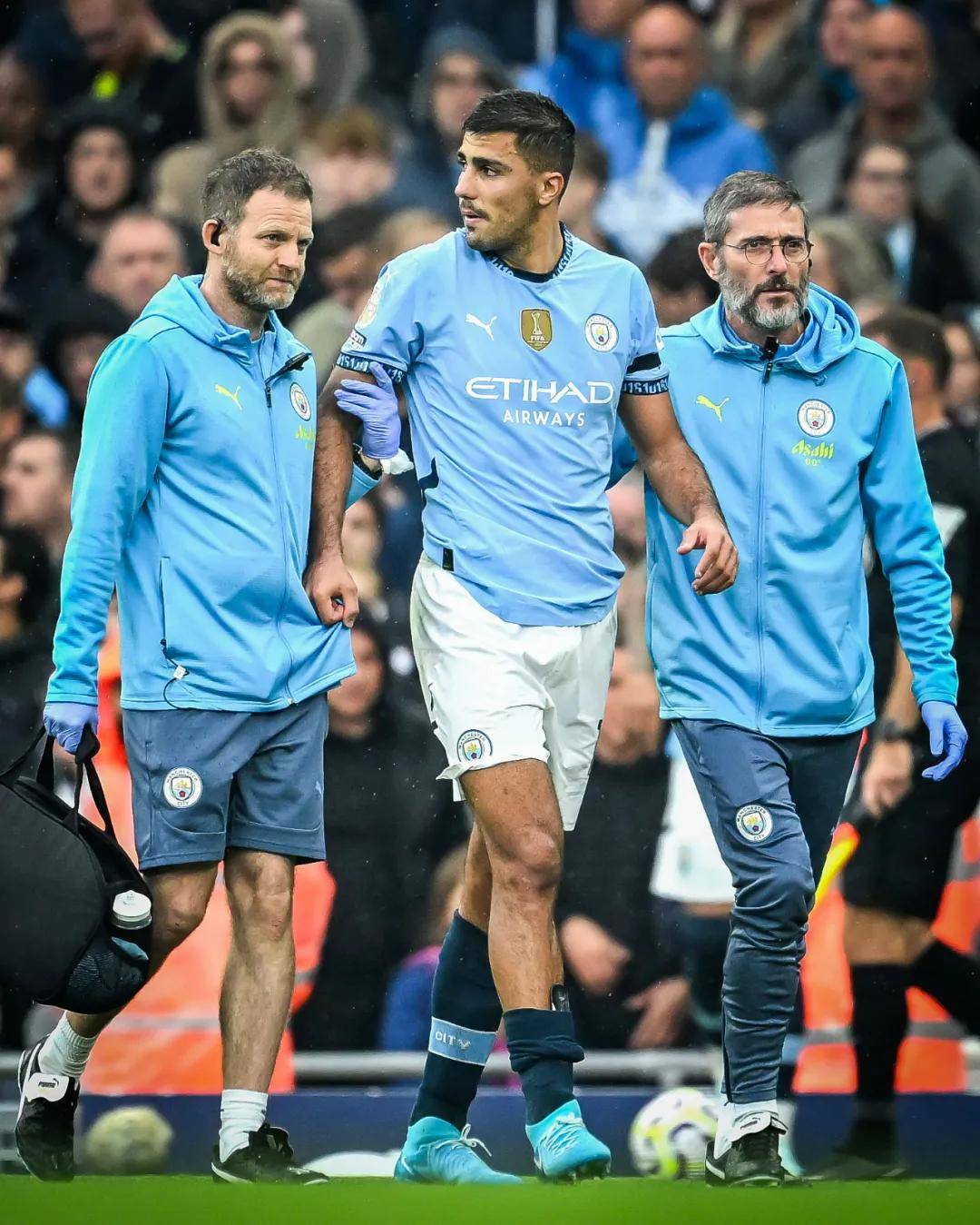 荣获马德里足协颁发的体育传奇奖，托雷斯晒图感谢马德里足协（托雷斯获颁马德里足协体育传奇奖，晒图致谢）