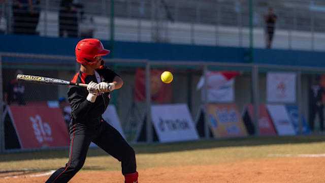 老队友见面，埃泽和奥利塞赛后交换了球衣（旧友重逢：埃泽与奥利塞赛后互换球衣）