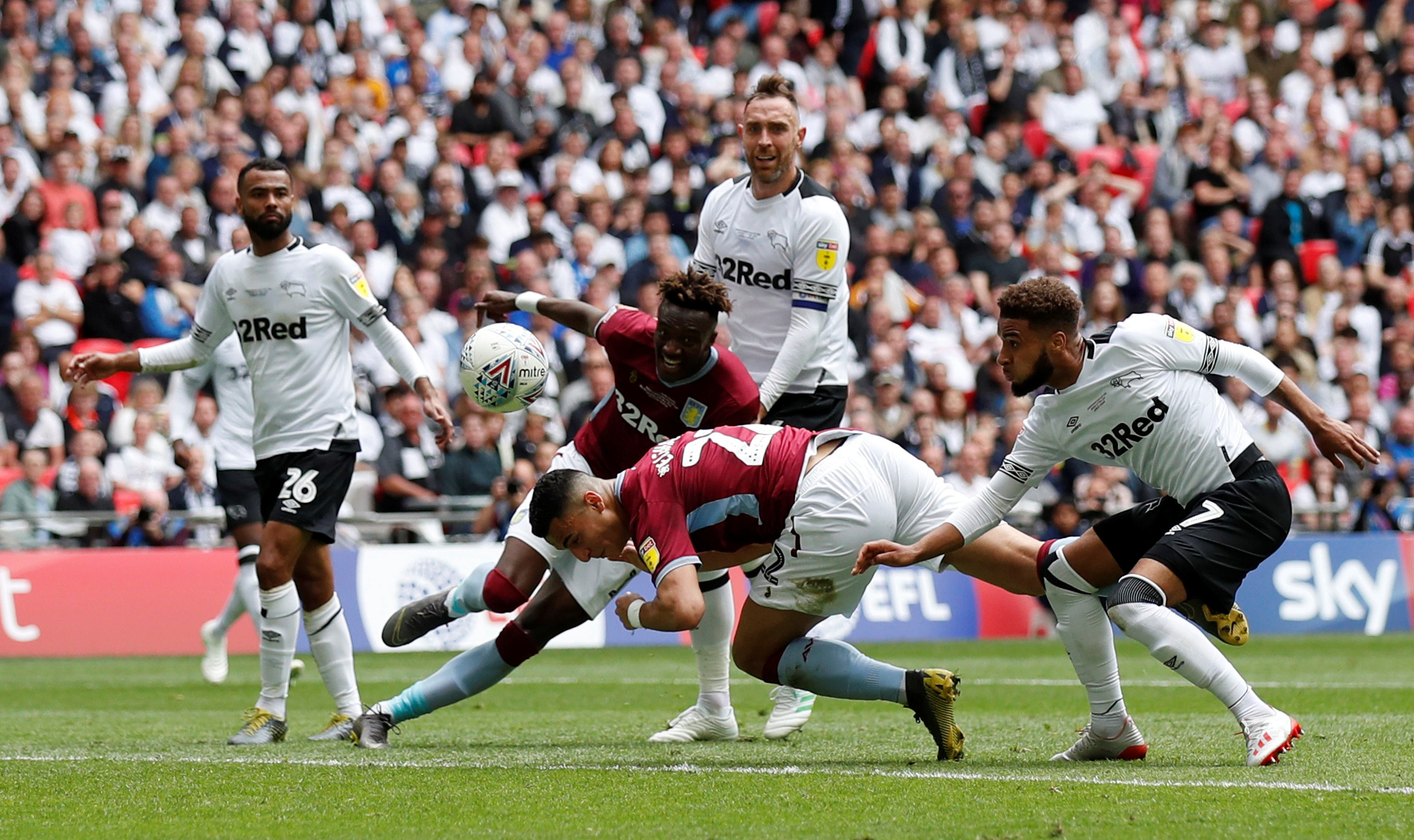 三连冠！上海海港加冕2025赛季中超冠军，摘下队史中超第四星（三连霸！上海海港问鼎2025中超，队史第四星到手）